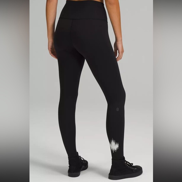 Size 4 Lululemon High Rise Wunder Train team Canada legging 28” - Picture 5 of 5